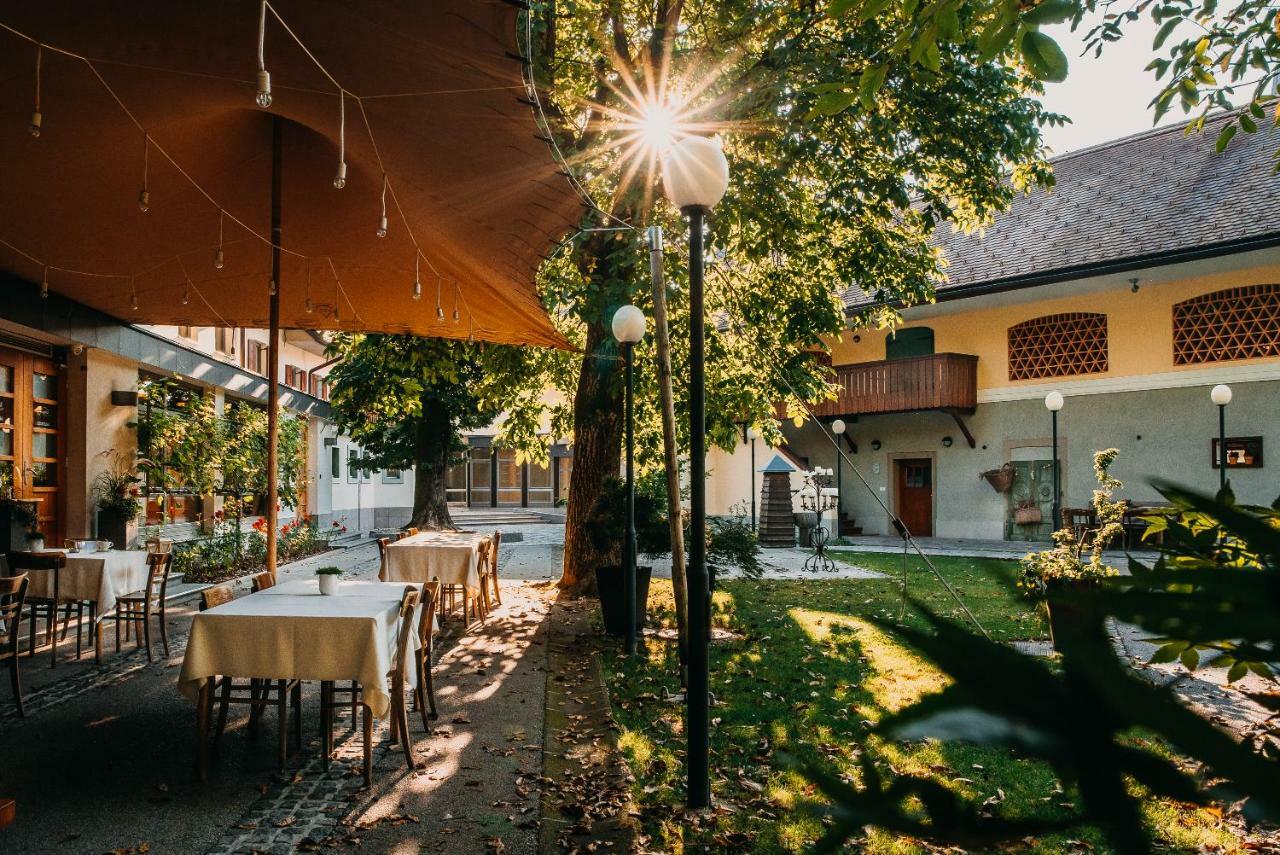 Hotel Dvor Jezersek Brnik Cerklje na Gorenjskem Exterior foto